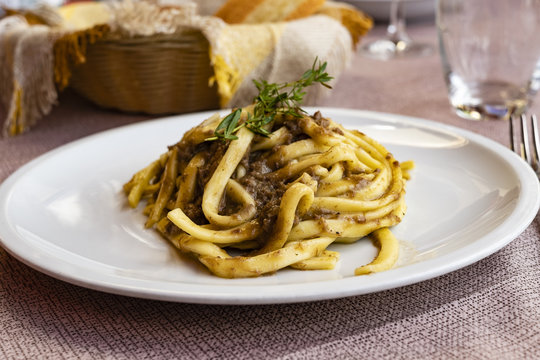Tagliatelle con rag&ugrave; di cervo