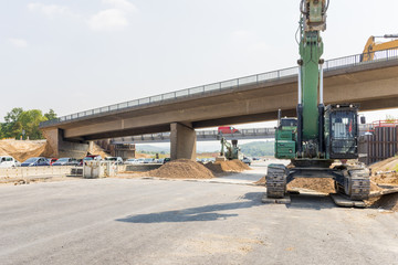 Baustelle und Vorbereitung zum Abriss einer Brücke aus Beton an der Autobahn