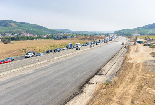 Baustelle und Ausbau einer Autobahn mit Stau auf der Fahrbahn