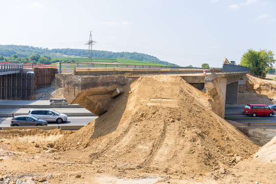 Baustelle und Vorbereitung zum Abriss einer Brücke aus Beton an der Autobahn
