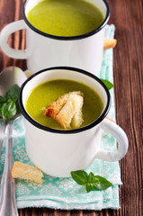 Broccoli soup with croutons
