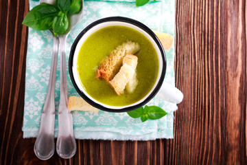 Broccoli soup with croutons