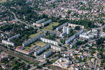 Fototapeta na wymiar vue aérienne du centre de Vernouillet dans les Yvelines en France