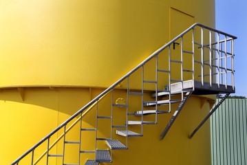 Industrietank mit Treppe