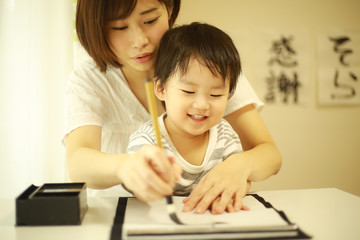 習字をする親子