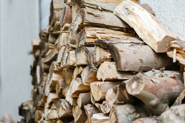 Holzstapel am Wegesrand