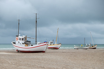Fototapeta na wymiar Verschiedene Fischkutter am Strand