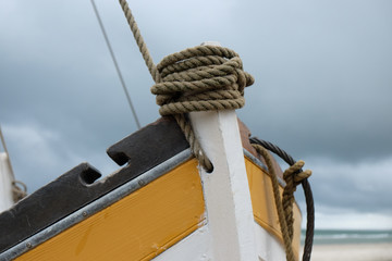 Obraz premium Aufgewickeltes Tau am Fischkutter