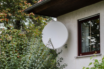 Sat-Antenne an einer Hauswand
