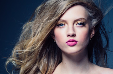 Obraz premium Piękna blondynki włosy kobieta z piękna makeup menchii pomadką