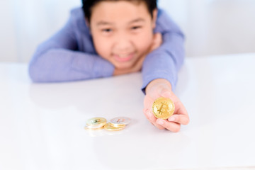 Obraz na płótnie Canvas Golden bitcoin in hand