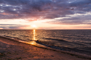 Fototapeta premium Morska plaża o zachodzie słońca