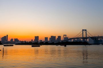 Obraz premium View of sunset and three boats and rainbow bridge at sumida river sunset viewpoint ,tokyo