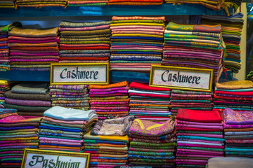 Pashminas de lana estampadas de colores.