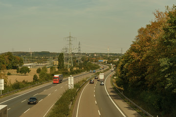 Autobahn mit Umspannwerk und rotem LKW