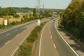 Autobahn mit Umspannwerk
