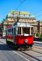 Obraz premium Czerwony tramwaj zabytkowy