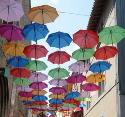 Fototapeta na wymiar Cielo de paraguas para evitar el sol en Carcassonne