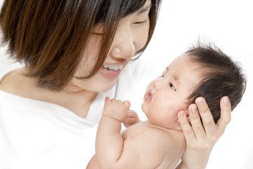 裸の赤ちゃんを抱き幸せなお母さんイメージ