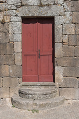Puerta de madera marrón en los restos de la muralla de Allariz, Ourense. Galica, España.