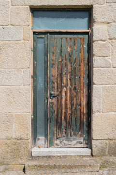 Puerta vieja con la pintura en mal estado en Allaria, Ourense. Galicia, Espa&ntilde;a,.