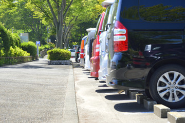 駐車場の車列