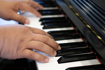 Obraz premium pianist man's hand playing piano. performer & classic music instrument