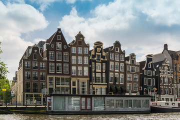 Fototapeta na wymiar Amsterdam dancing houses