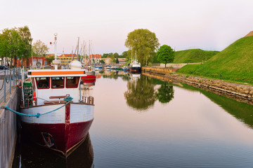 Obraz premium Boats at embankment at Dane River in Old town Klaipeda