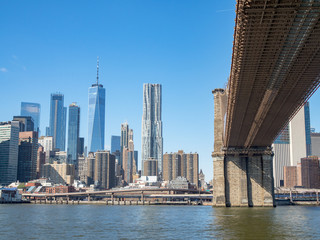 Fototapeta premium Pod Mostem Brooklyńskim z Cruisera na Manhattanie w Nowym Jorku Pod Mostem Brooklińskim