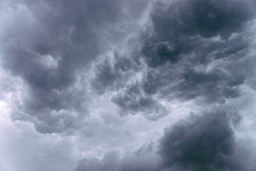 Obraz premium Dramatic grey clouds in the sky before the heavy rain