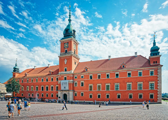 Obraz premium People at Royal Castle in Castle Square in Warsaw