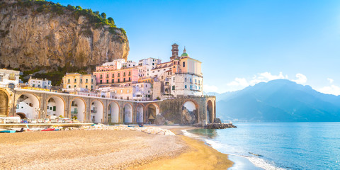Ochtend uitzicht op Amalfi stadsgezicht aan de kustlijn van de Middellandse Zee, Italië