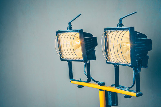 Quality control of finishing and decoration with a halogen spotlight