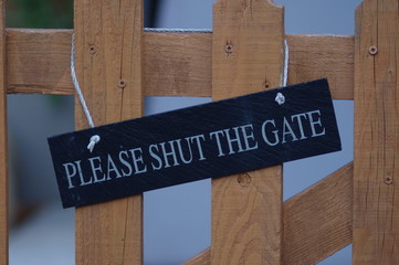 Please shut the gate sign
