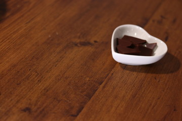 ハートの容器に入ったチョコレート