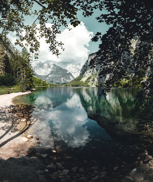 See in den Alpen im Nationalpark Berchtesgadener Land mit Spiegelung der Berge im Bergsee
