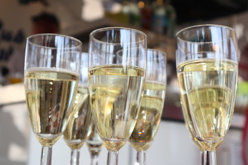 Wein und Sektgläser