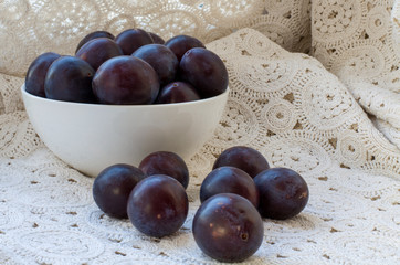 Спелые сливы на кружевной скатерти