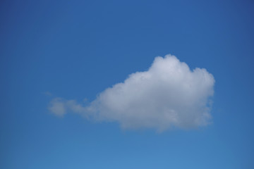 Obraz premium Weißes Wölkchen und blauer Himmel - Stockfoto