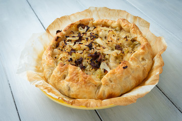 Torta salata ripiena di cavolo, cipolla e salsiccia di maiale 