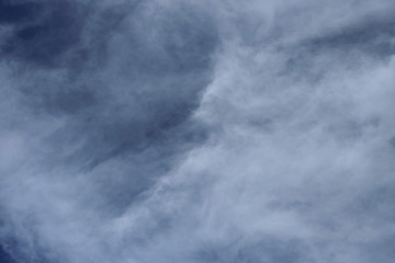 Dichte Schleierwolken und blauer Himmel - Stockfoto