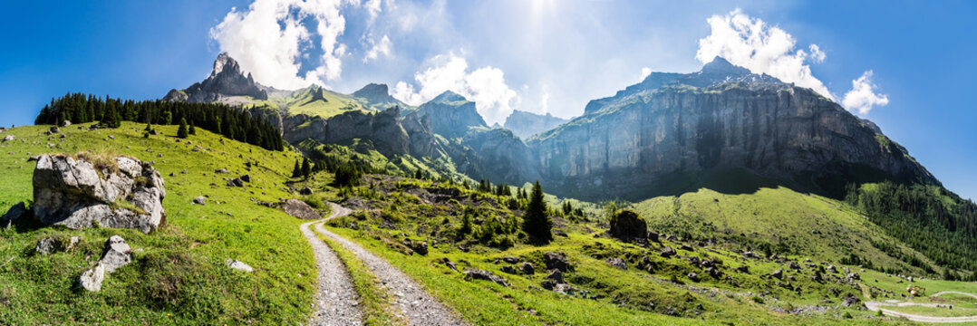 Wanderweg vom Kandertal, Blausee Mitholz, ins Kiental, Giesene, Breitwangflue, Berner Oberland, Schweiz