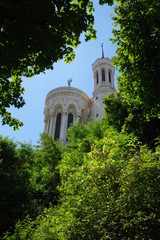 La basilique de Fourvière depuis le chemin du Rosaire