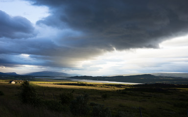 Mitternachtssonne mit Gewitterhimmel - faszinierende Lichtspiele / Landschaft in den Ostfjorden - Island