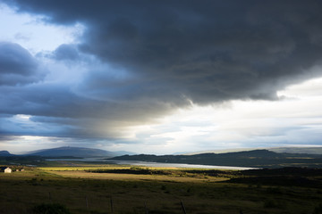 Mitternachtssonne mit Gewitterhimmel - faszinierende Lichtspiele / Landschaft in den Ostfjorden - Island