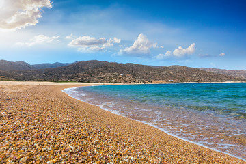 Der Kalamos Strand auf Ios mit goldenem, feinem Kies und türkisem Meer, Kykladen, Griechenland