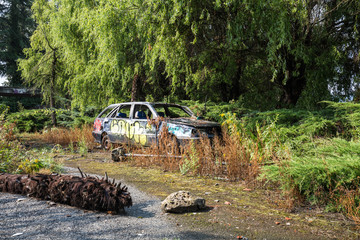 Altes verspraytes Schrottauto