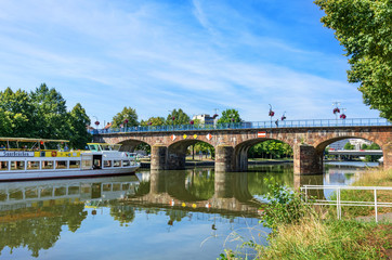 Saarbrücken - Saar mit Ausflugsschiff und Alter Brücke im Sommer