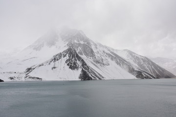 Fototapeta na wymiar mountain snow and lagoon